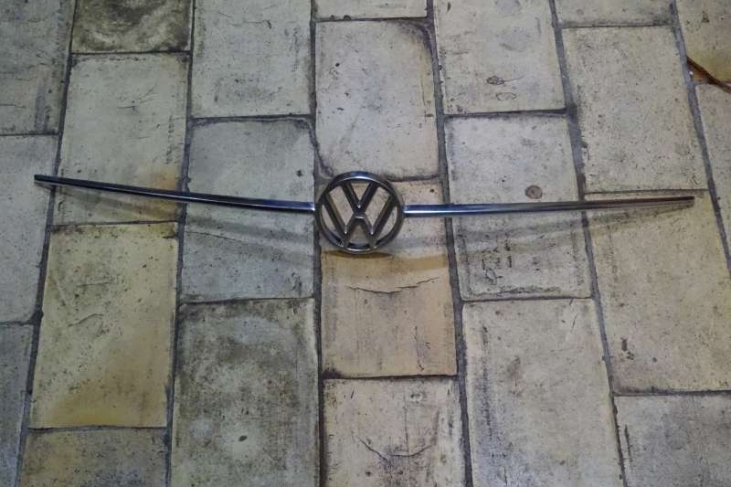 Logo met sierlijst links en rechts Vw 411 / 412